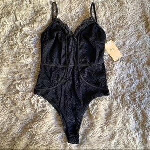 Black lace sleeveless bodysuit! Size: M NWT